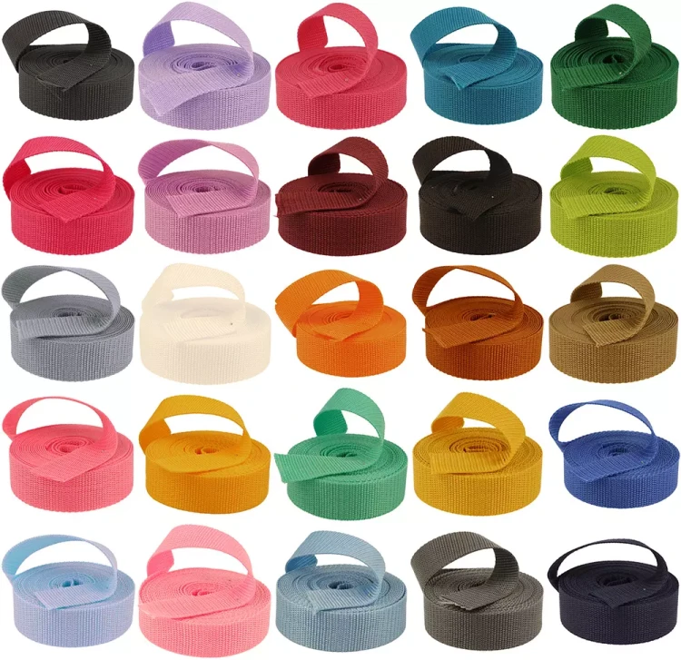 Wytrzymała i wielofunkcyjna taśma nośna polipropylenowa o szerokości 25mm i grubości 1,35mm w różnych kolorach dostępna w sklepie z artykułami do obuwia i rękodzieła Kacperek pielegnacjaobuwia.pl